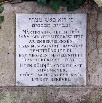 Holokauszt emléktábla a mártírok emlékére Emléktábla a holokauszt mártírjainak tetemeiből készült vegyszerről és meggyalázott hamvakról.